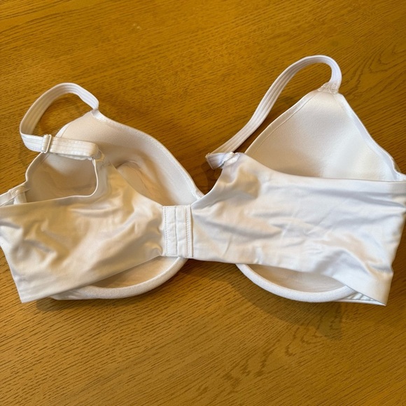 Bali white Smoothing bra with petals size 38D - Picture 4 of 7